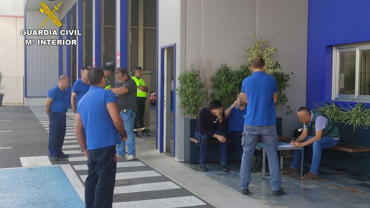 Imágenes de los detenidos frente al edificio de la ITV.