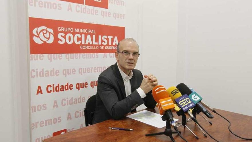 El portavoz del grupo socialista, José Ángel Vázquez Barquero, en su comparecencia de ayer. // Jesús Regal