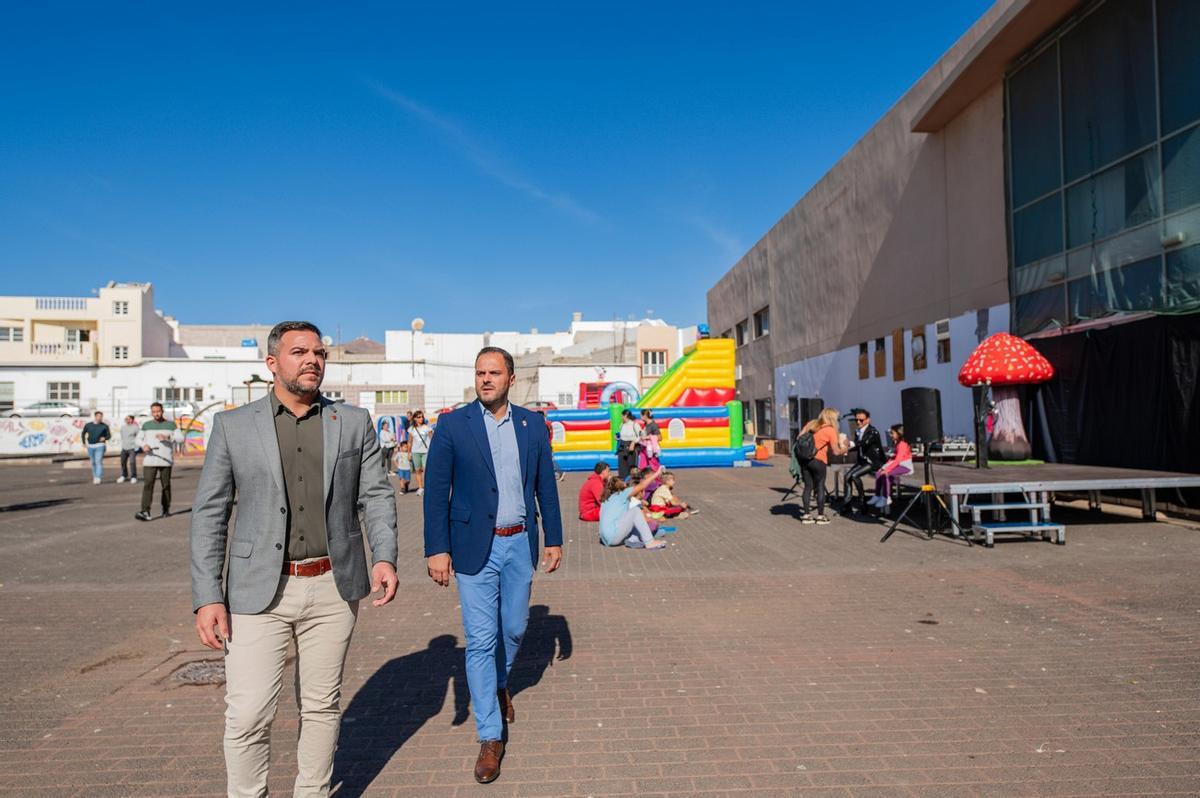 El vicepresidente y el alcalde en el nuevo local de Escucha Social Arrecife.