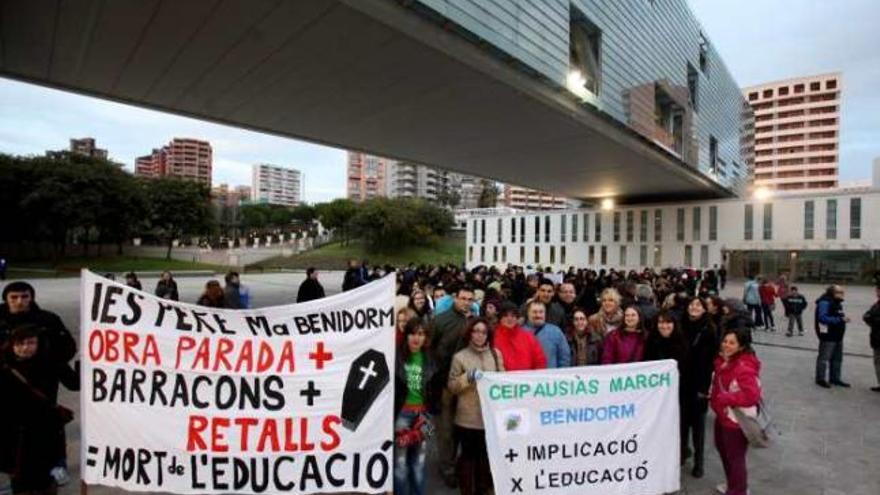 Más de un centenar de profesores, padres y alumnos se concentraron ayer por la tarde en Benidorm.