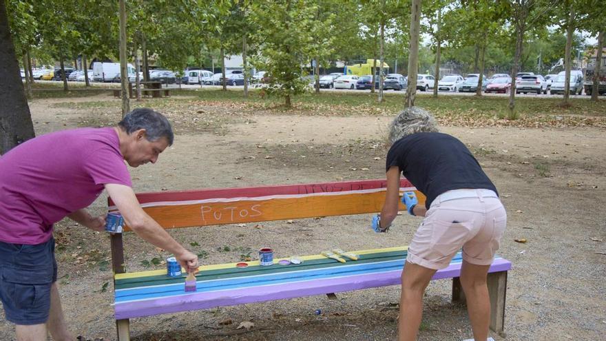 Repinten el banc vandalitzat amb missatges LGTBI-fòbics del parc Jordi Vilamitjana de Girona