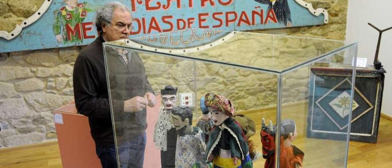 Anxo Basterra, ayer, en la sala dedicada a Barriga Verde del Museo Galego da Marioneta. // Bernabé/J. Lalín