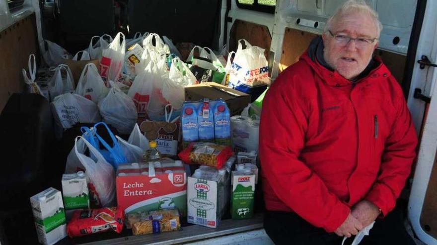 El director de Cáritas Interparroquial con los productos recogidos en A Illa de Arousa. // Iñaki Abella