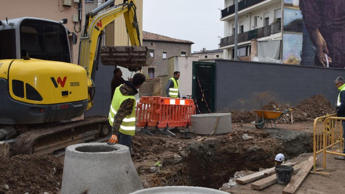 Treballs a la Ronda Moreta en la cruïlla amb el carrer Barcelona, encara sense col·locar formigó | GUILLEM CAMPS