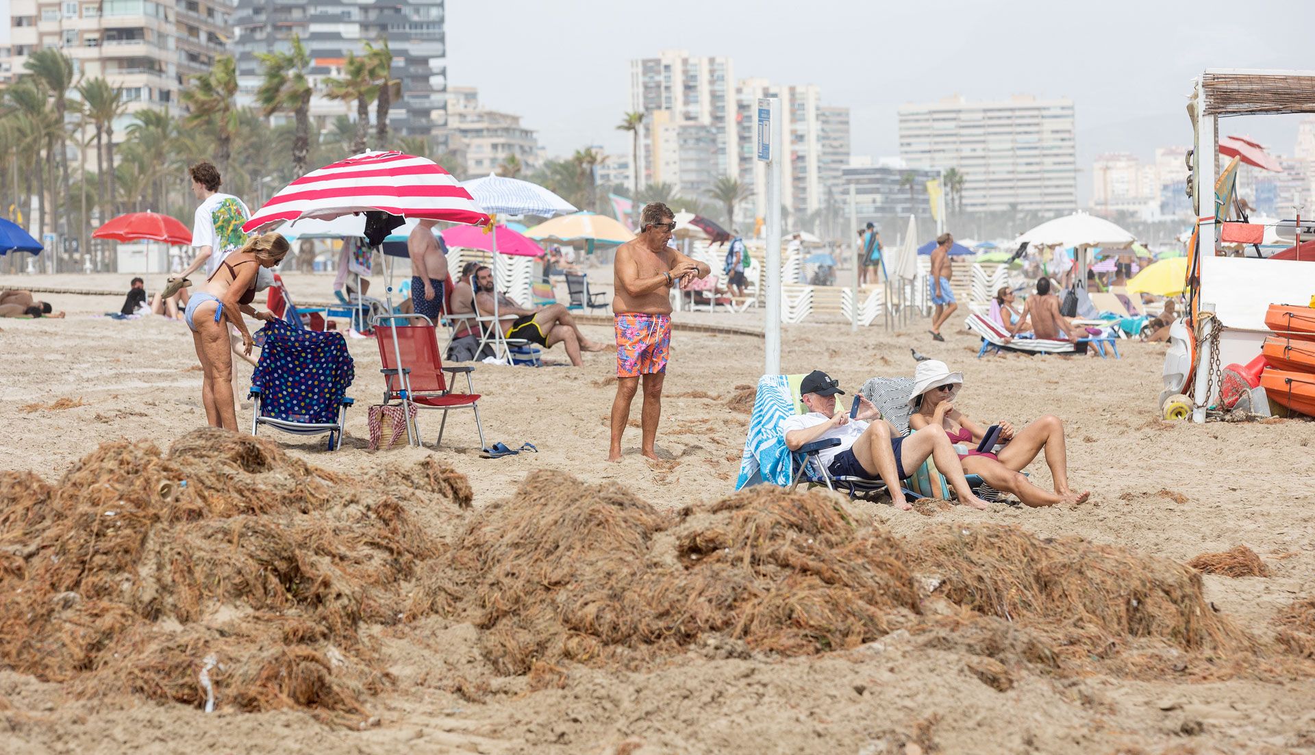 Los efectos del temporal continuan siendo visibles en Playa de San Juan