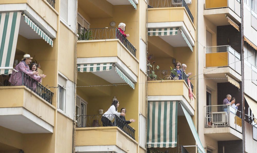 Los alicantinos reciben la bendición de la Santa Faz desde sus balcones