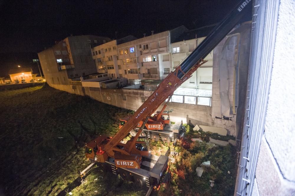 Grúas retiran restos de la cubierta de Pescanova