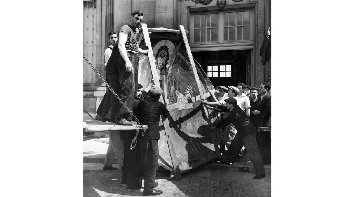 Descarga del ábside de Sant Climent de Taüll, evacuada de Barcelona, en el castillo de Maisons Laffitte de París, para la exposición de 1937 'L’Art Catalan du Xème au XVème siècle'.