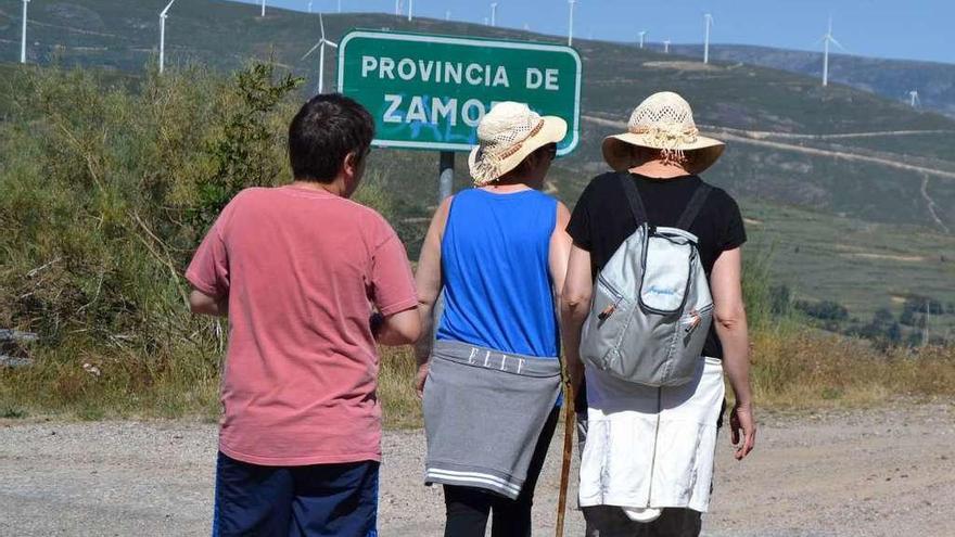 Tres peregrinos en el término municipal de Lubián.