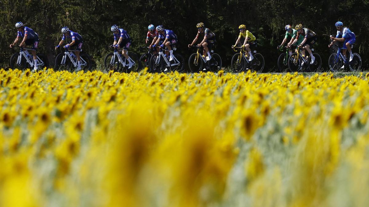 Cycling - Tour de France - Stage 15 - Rodez to Carcassonne - France - July 17, 2022 General view of Jumbo - Visma's Jonas Vingegaard wearing the overall leader's yellow jersey in action with riders during stage 15 REUTERS/Christian Hartmann
