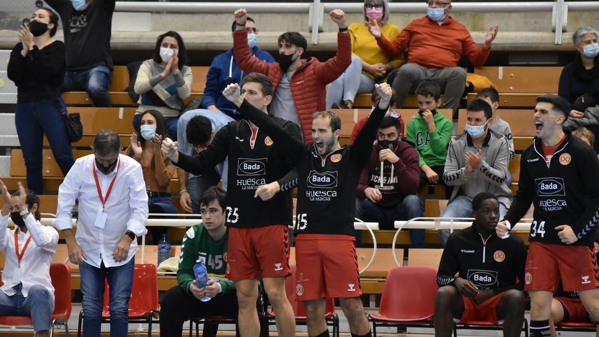 El banquillo del Bada celebra un gol durante el partido ante el Ademar.