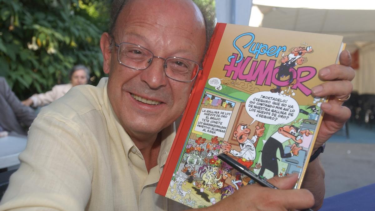 Francisco Ibáñez posa con un &#039;SuperHumor&#039; de Mortadelo y Filemón en la Feria del Libro de A Coruña de 2004.