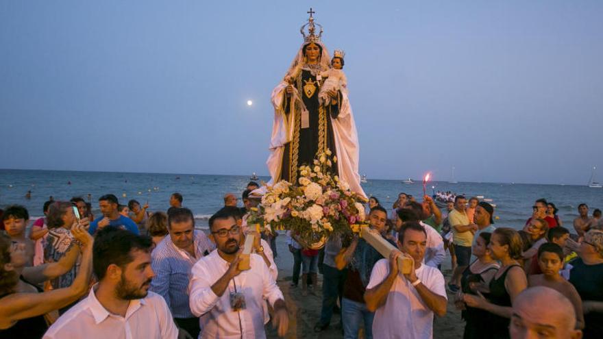 La Virgen del Carmen desembarca en la playa del Postiguet de Alicante