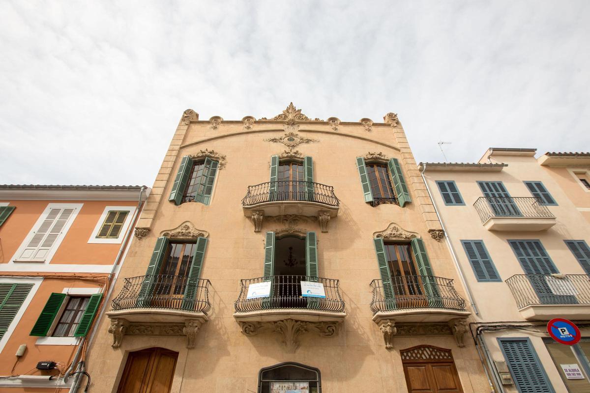 Vista de la fachada principal de Can Pujol, en la calle Pou de Santa Catalina, en Palma