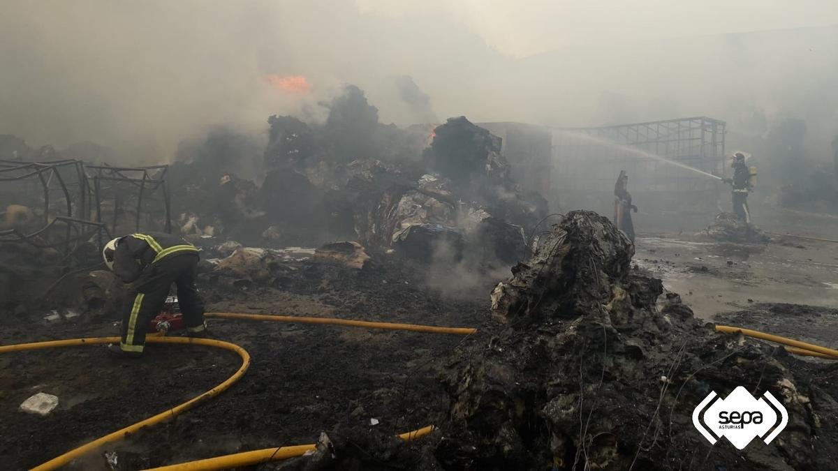 Alarma por un gran incendio en una nave de reciclaje en Llanera