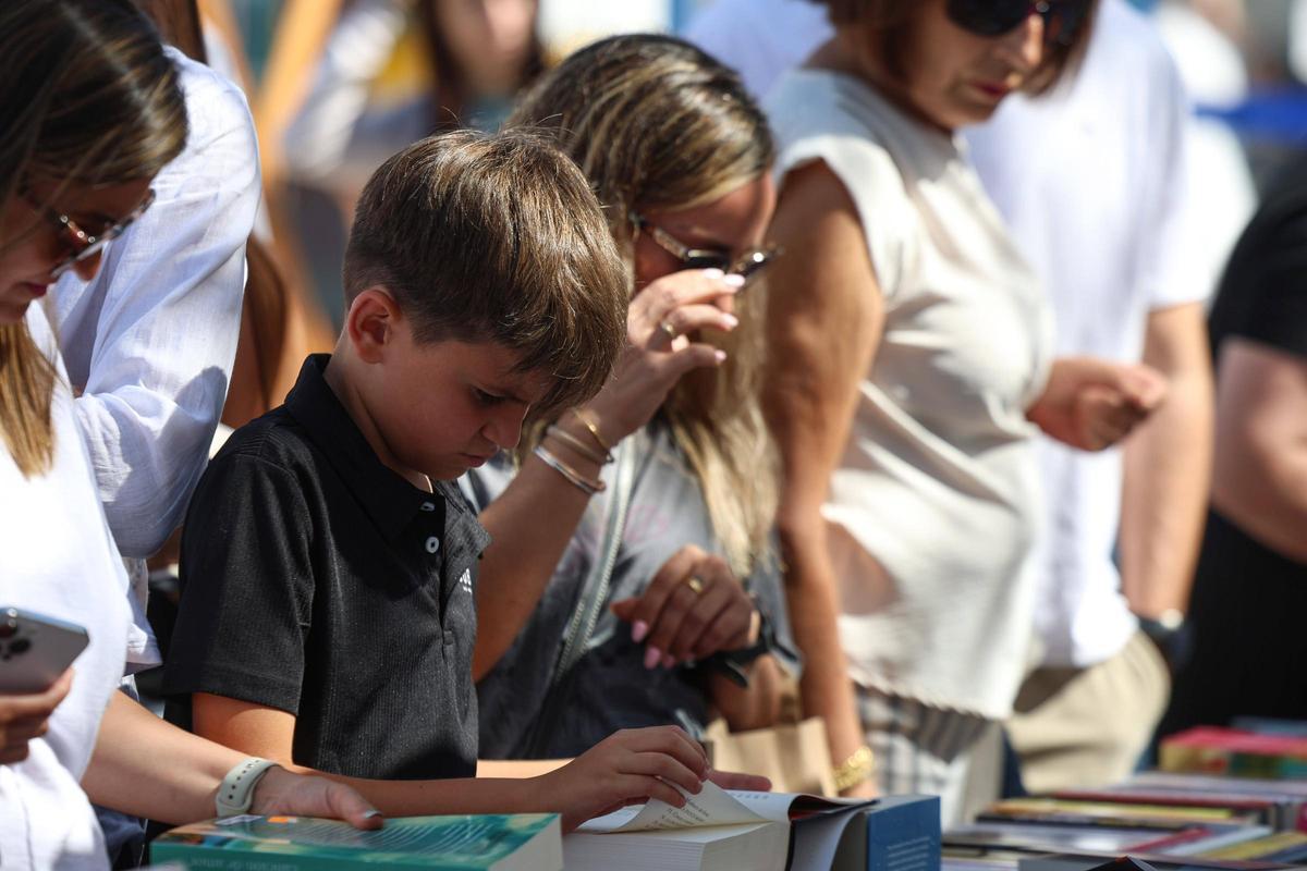 Los más pequeños muestran interés por la lectura en el Día de Sant Jordi.