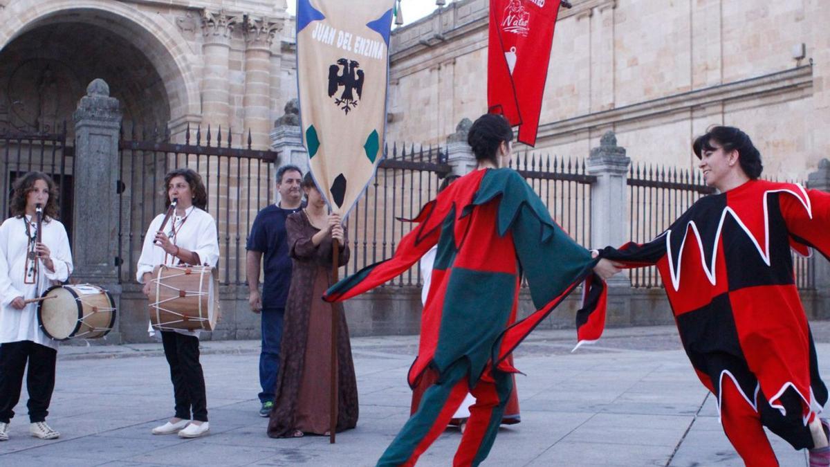 Miembros de Juan del Enzina y Natus, durante una representación en la plaza de la Catedral. | J. F.