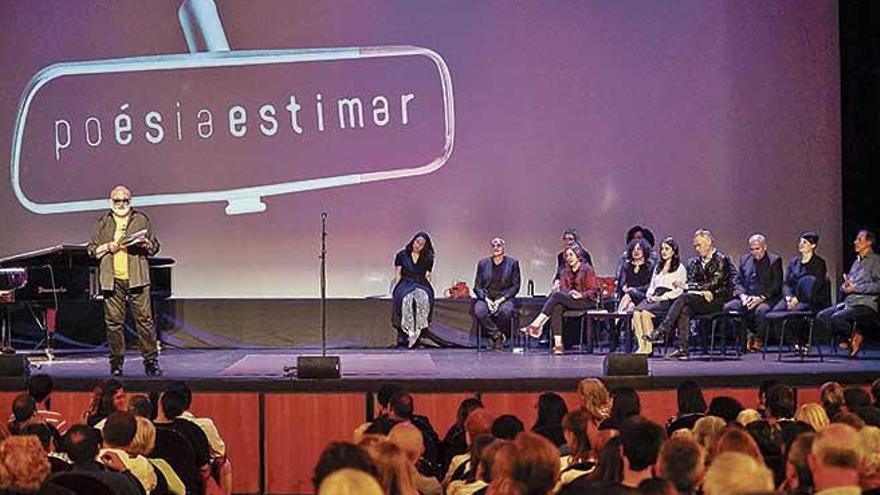 Biel Mesquida, director del festival, inaugura el acto mÃ¡s esperado del programa de actividades: la Festa de la Poesia.