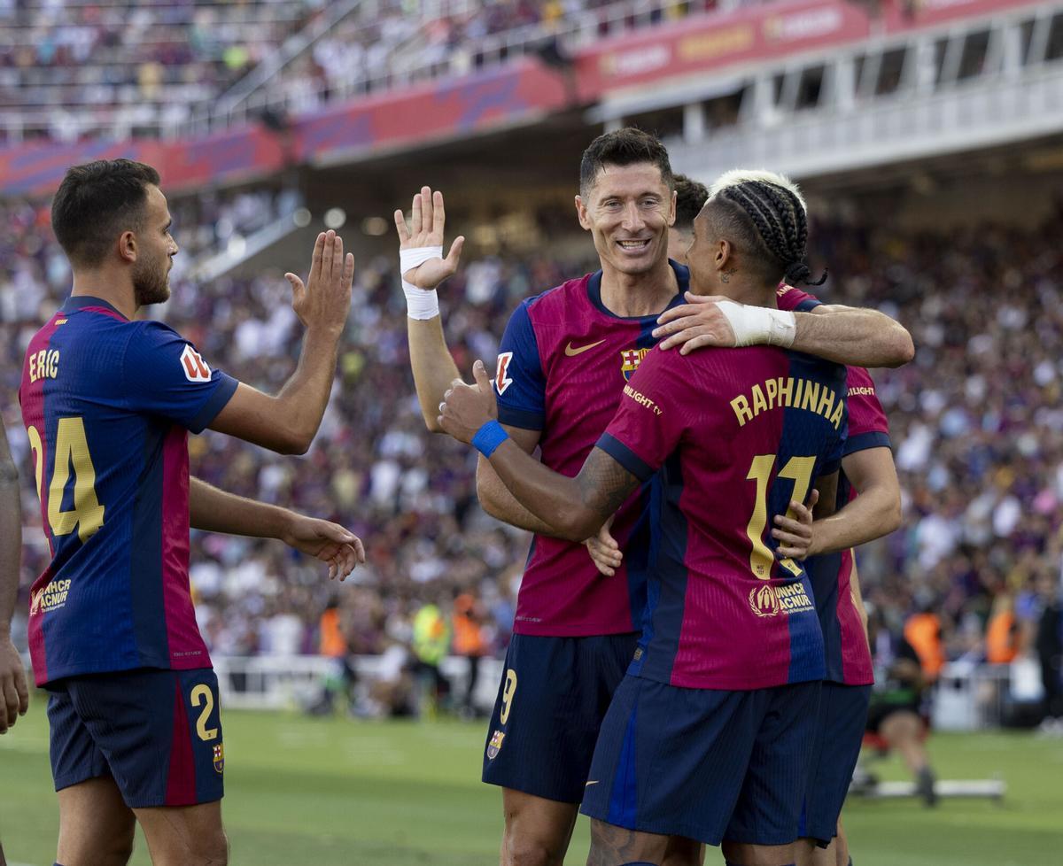 Lewandowski y Raphinha celebran un gol