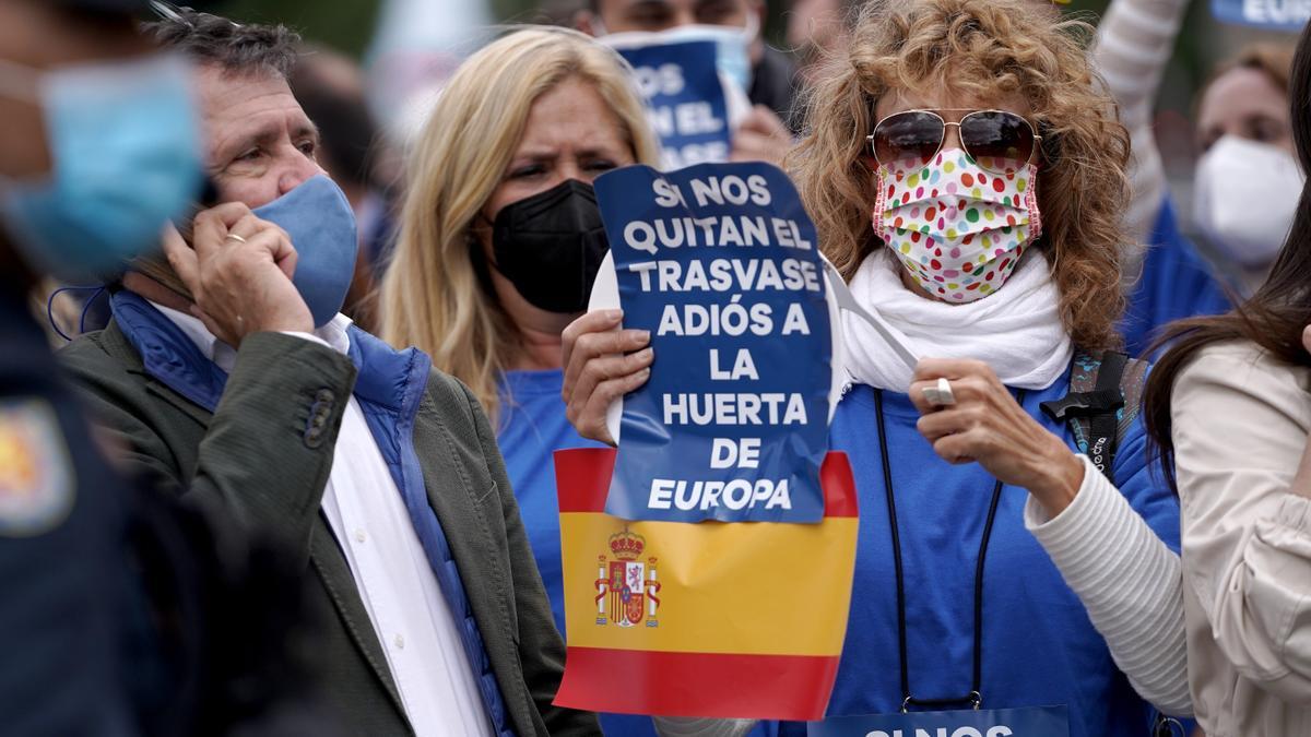 La Policía Nacional autoriza la caravana por el trasvase Tajo-Segura sin camiones tras dos horas de bloqueo