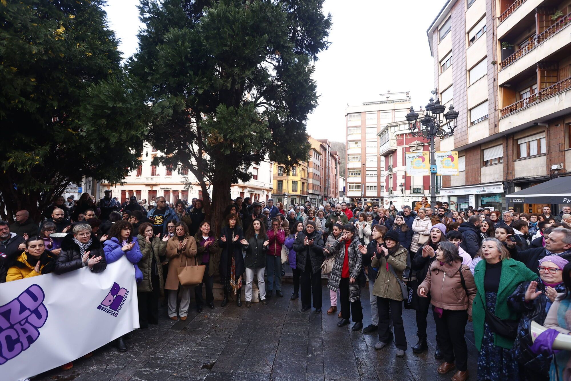 Multitudinaria manifestación en Langreo de repulsa por la muerte de Karilenia