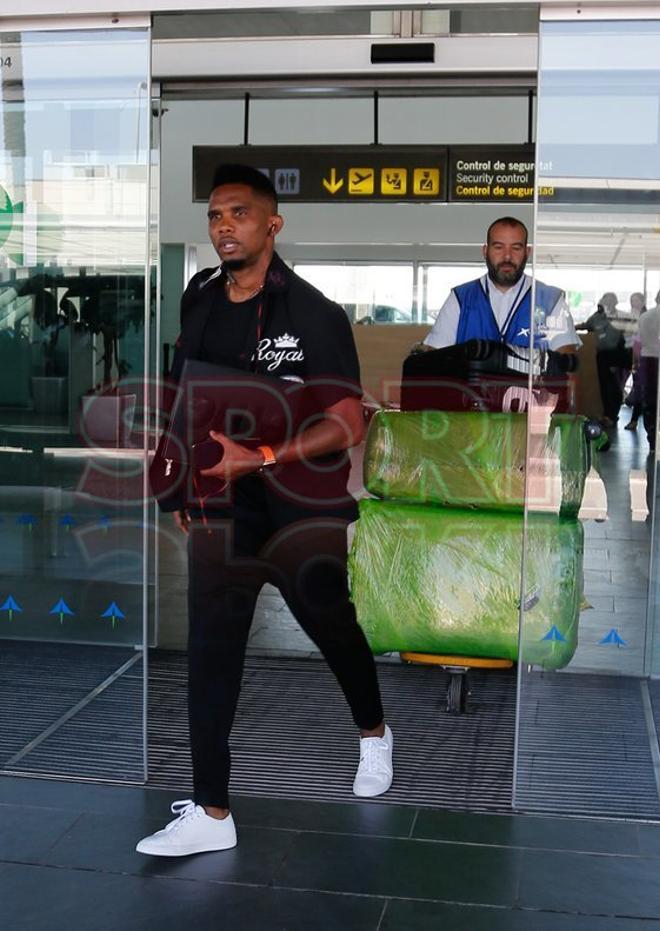 Samuel Etoo a su llegada al aeropuerto del Prat.