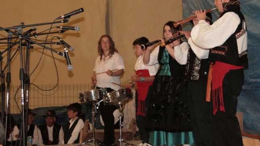 Grupo instrumental de la escuela de folclore.