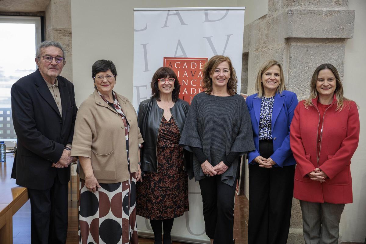 Francina Armengol y la delegada del Gobierno, Pilar Bernabé, con los responsables de la AVL.