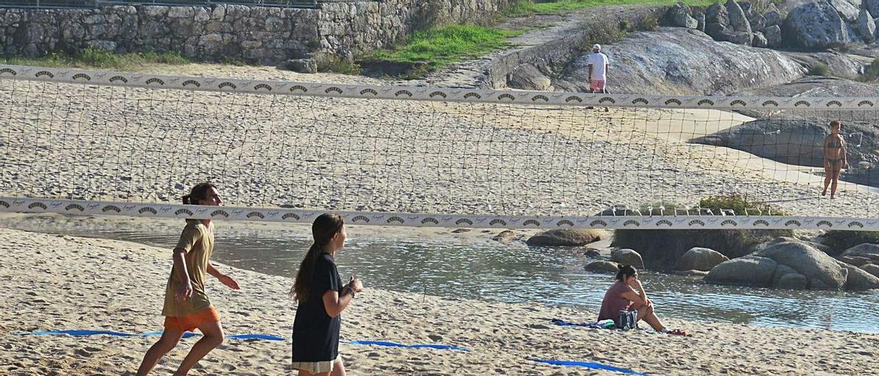 Bañistas disfrutando ayer del buen día en la playa de Menduiña. |   // GONZALO NÚÑEZ