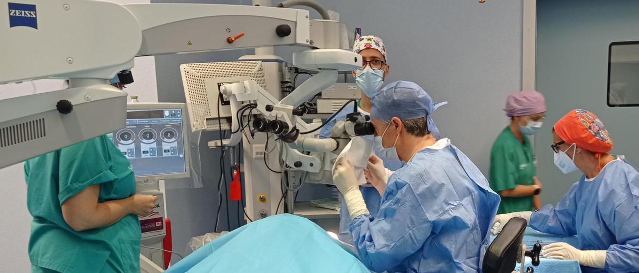 Una operación de cataratas en el hospital Nuestra Señora de Gracia, en Zaragoza.