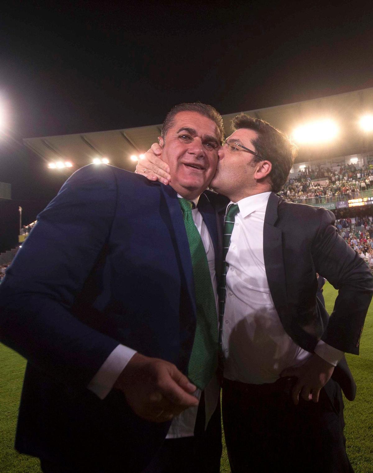 Jesús León besa a Sandoval tras el partido de la salvación en 2018.