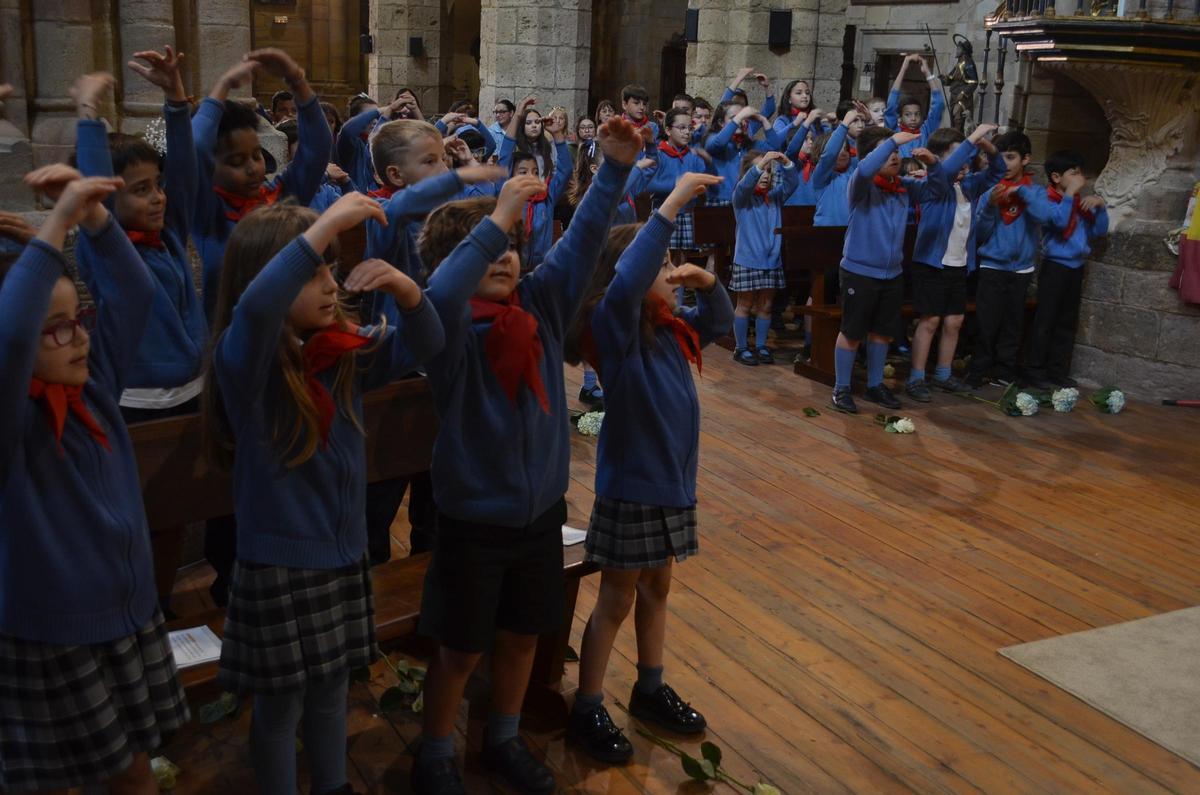 Ofrenda floral del colegio San Vicente de Paúl de Benavente a la Virgen de la Vega, en imágenes