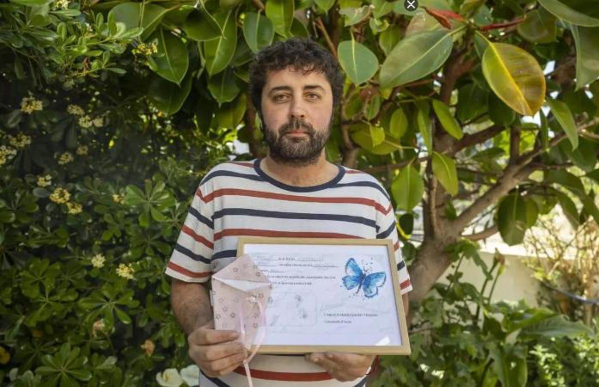 José Rujano, veí de Can Picafort, mostra els records que conserva del seu fill mort
