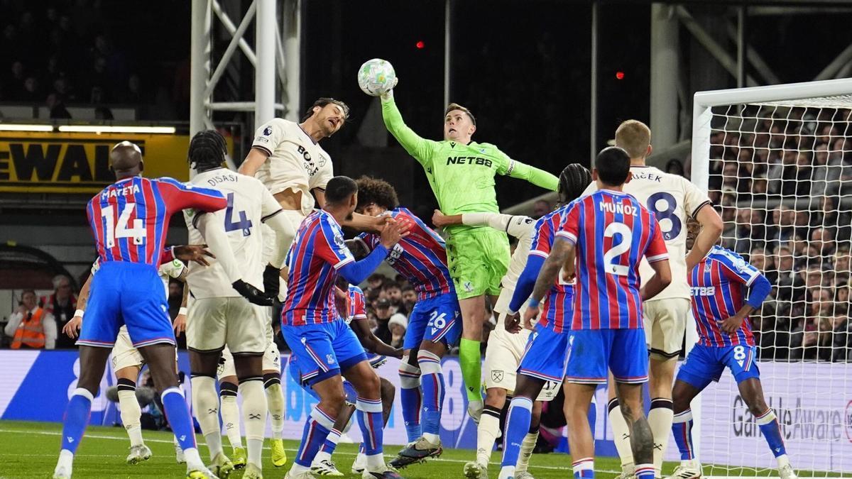Dean Henderson, del Crystal Palace, despeja un balón ante el West Ham
