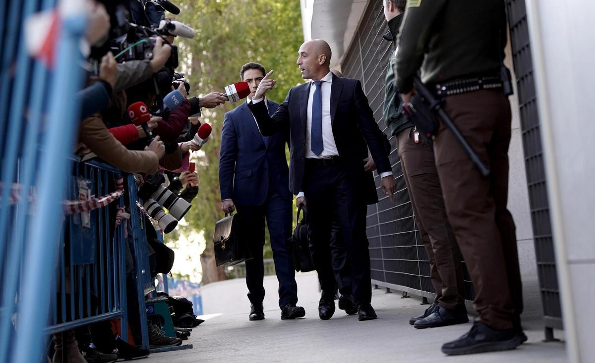 Luis Rubiales, expresidente de la Real Federación Española de Fútbol ( RFEF) a la llegada a los juzgados de Majadahonda, donde declaró en calidad de investigado ante el juzgado de Instrucción número 4 , cuya titular le ha imputado formalmente por presuntos delitos de administración desleal y corrupción en los negocios en relación con su gestión al frente del órgano federativo. Foto archivo