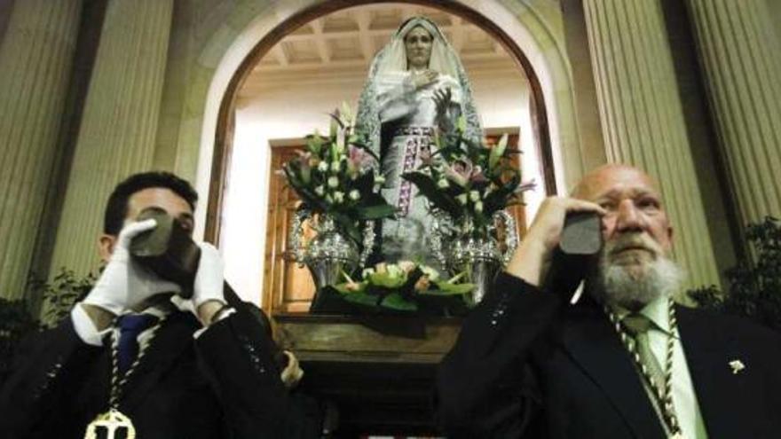 La salve rociera recibe a la Virgen de las Lágrimas en su procesión extraordinaria