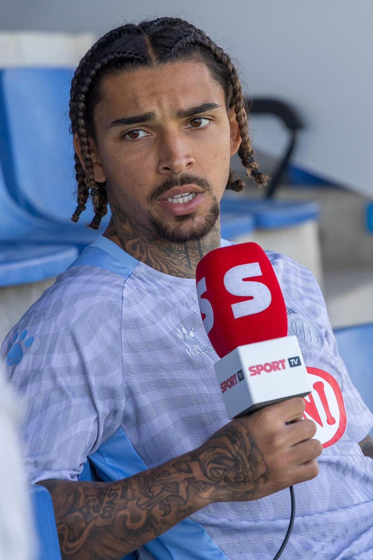 Tyrhys Dolan, futbolista del Espanyol, con el micrófono de SPORT