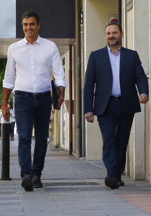 Pedro Sánchez y José Luis Ábalos llegan a la sede del PSOE en la calle Ferraz de Madrid para reunirse con los trabajadores del partido tras ganar las primarias del partido por segunda vez, mayo de 2017.