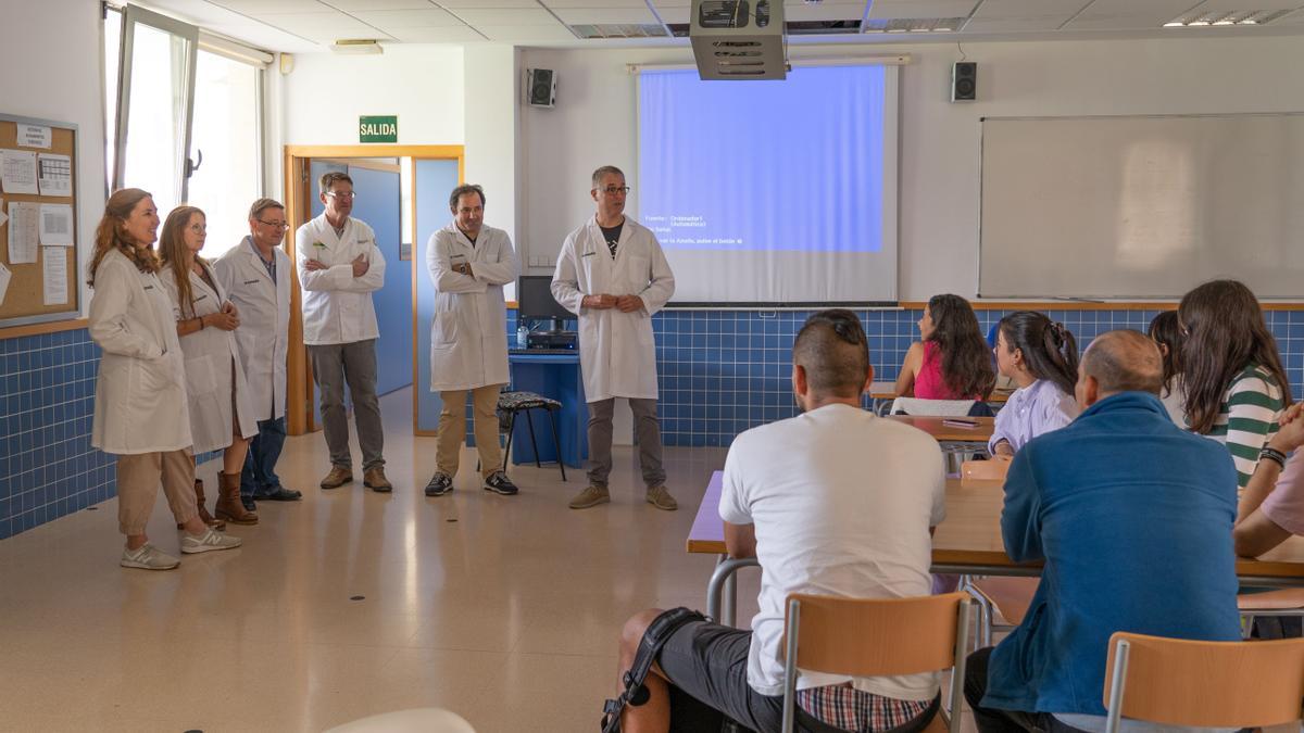 El grupo visitó una clase de Turismo en la Escuela de Hostelería.