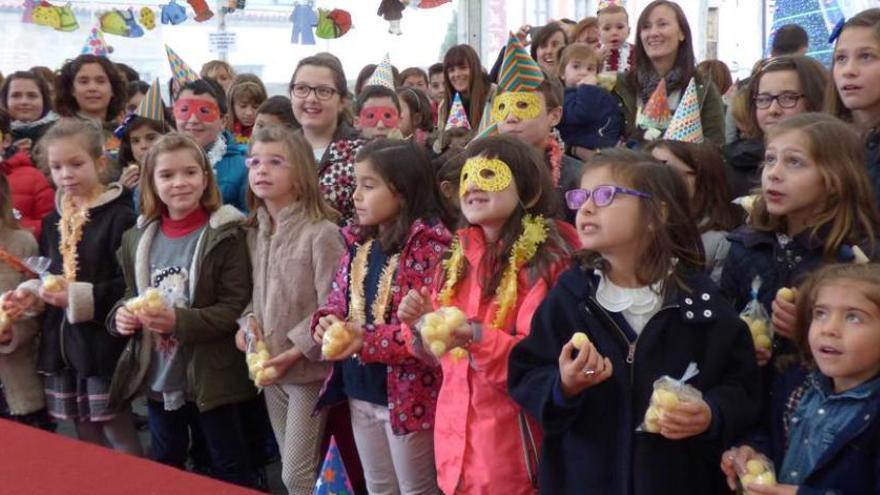 Los niños tinetenses, el jueves a mediodía, en la fiesta de Fin de Año.