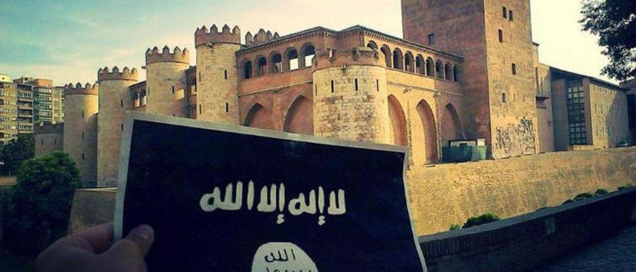 Fotomontaje del Estado Islámico con su bandera frente al palacio andalusí de la Aljafería de Zaragoza, animando a sus seguidores a reconquistarlo.