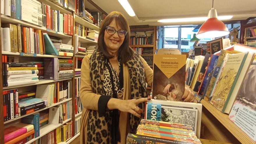 Inmaculada García Haro, con su obra en la librería Áncora.