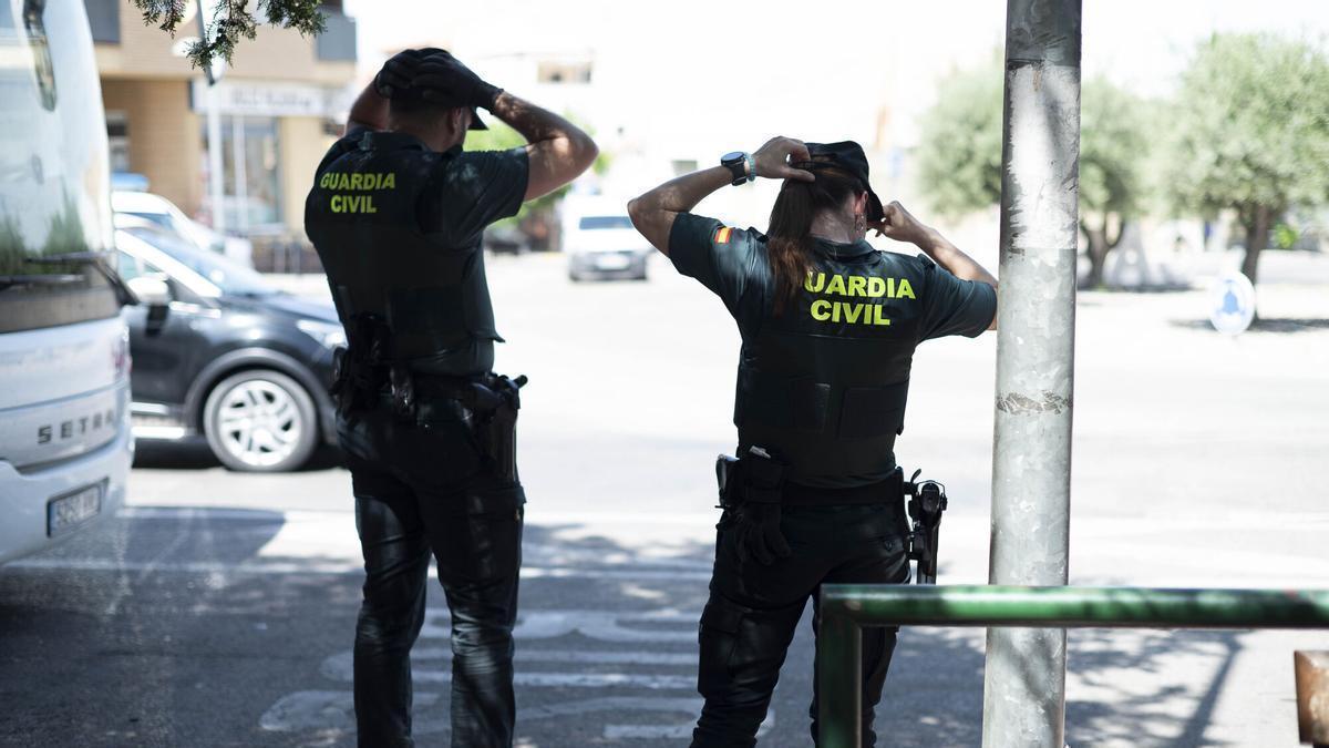 Dos agentes de la Guardia Civil en Caspe, en un operativo del pasado mes de junio.