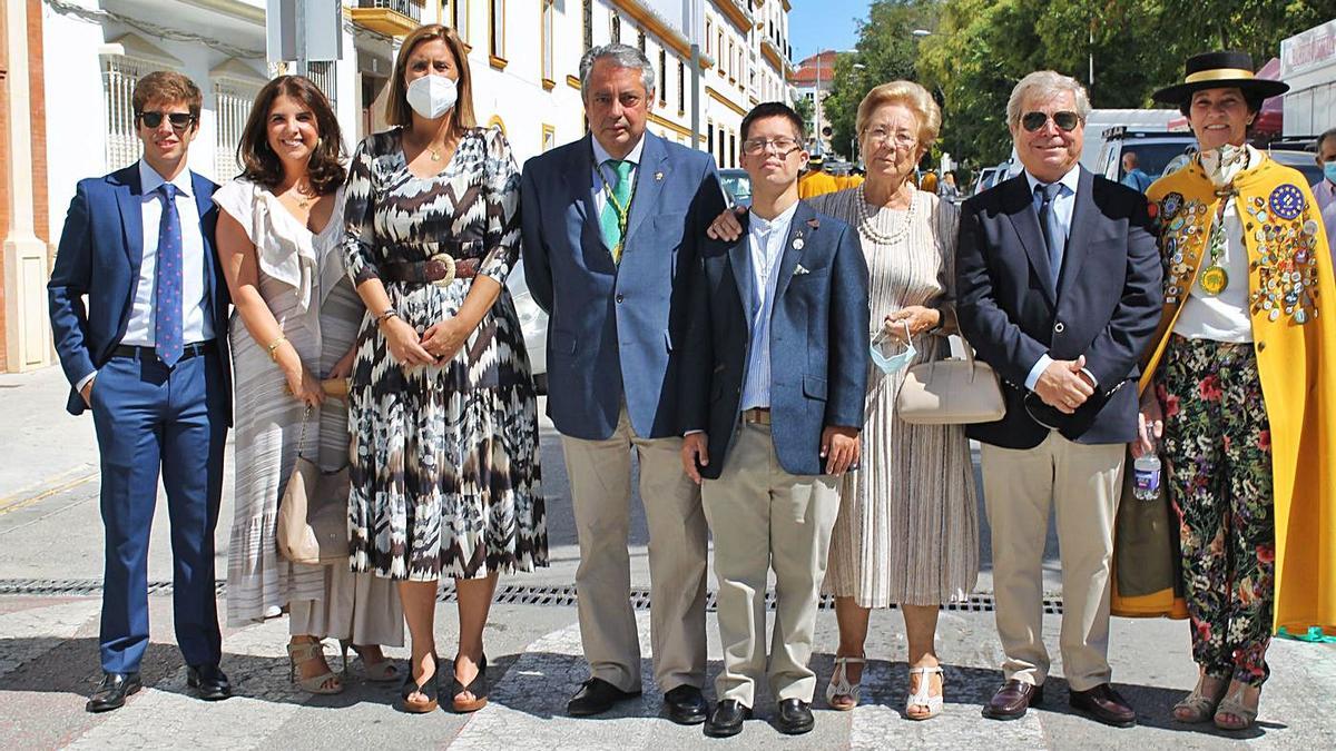 Familiares y autoridades posan en la avenida que lleva el nombre de Francisco Núñez de Prado.