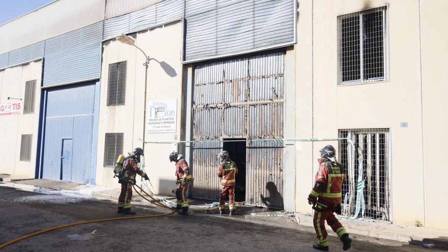 Las llamas devoran una nave industrial de plásticos en el polígono Cabezo Beaza de Cartagena