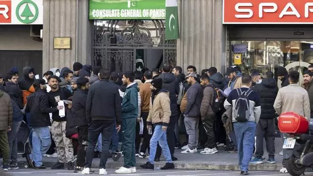 Largas filas de personas migrantes en los consulados, para conseguir la regularización