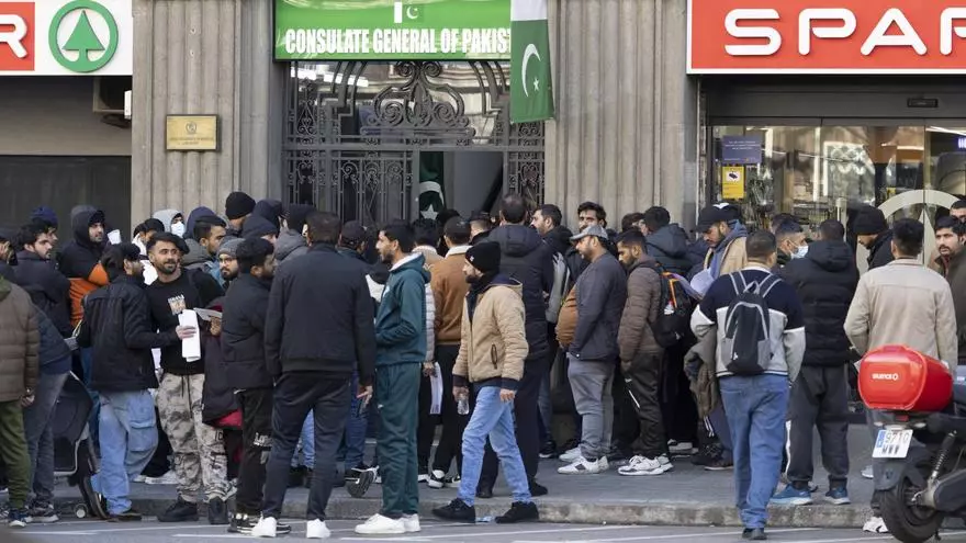 Largas filas de personas migrantes en los consulados, para conseguir la regularización