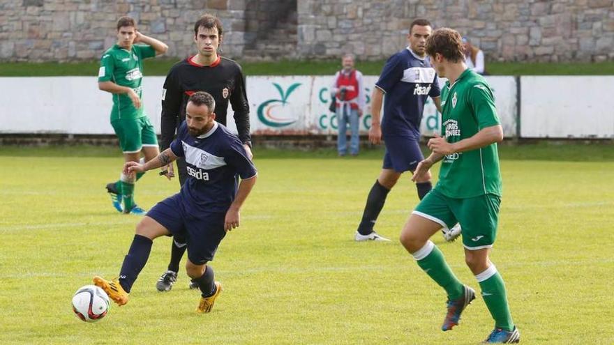 Omar Sampedro conduce el balón en el partido de la primera vuelta ante el Covadonga.