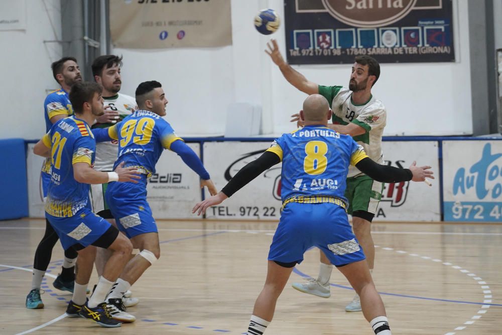 Empat en el derbi gironí d''handbol.