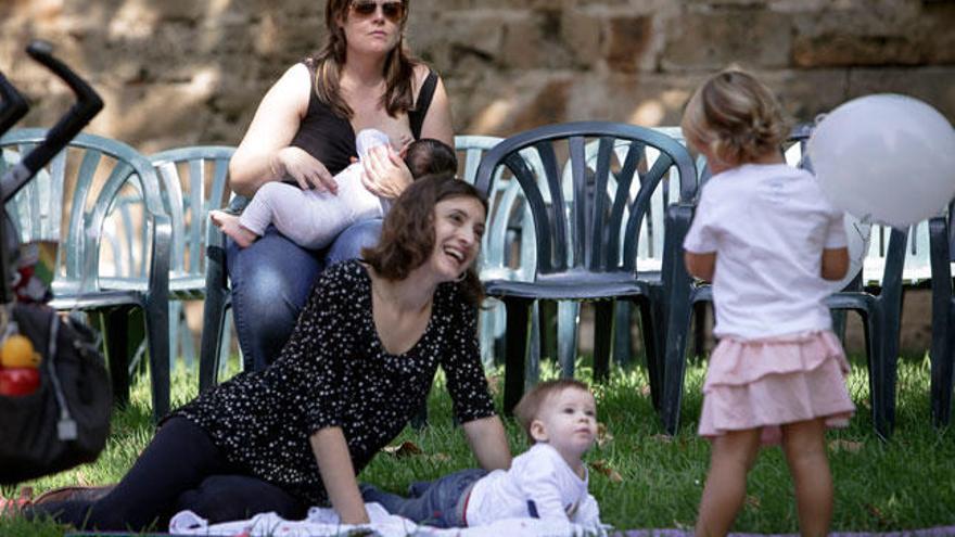 Un centenar de madres reivindican amamantar y trabajar en el Parc de la Mar